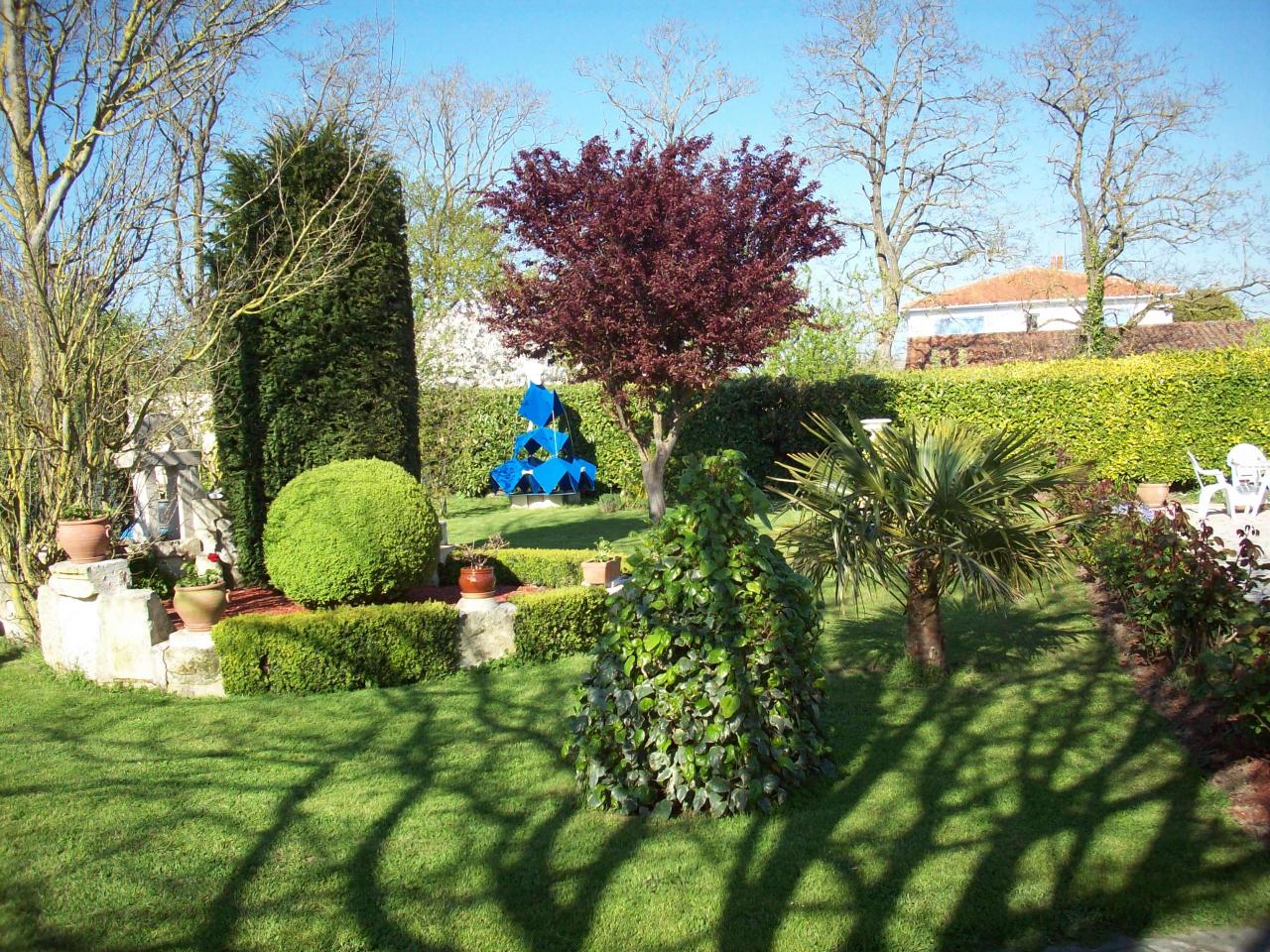 Vue prise en soirée, le jardin se transforme au printemps.