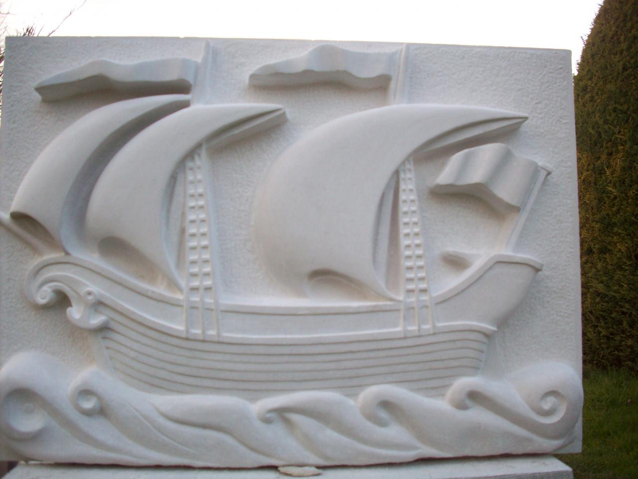 Bateau à voiles, genre caraque, réalisé sur de la pierre calcaire.