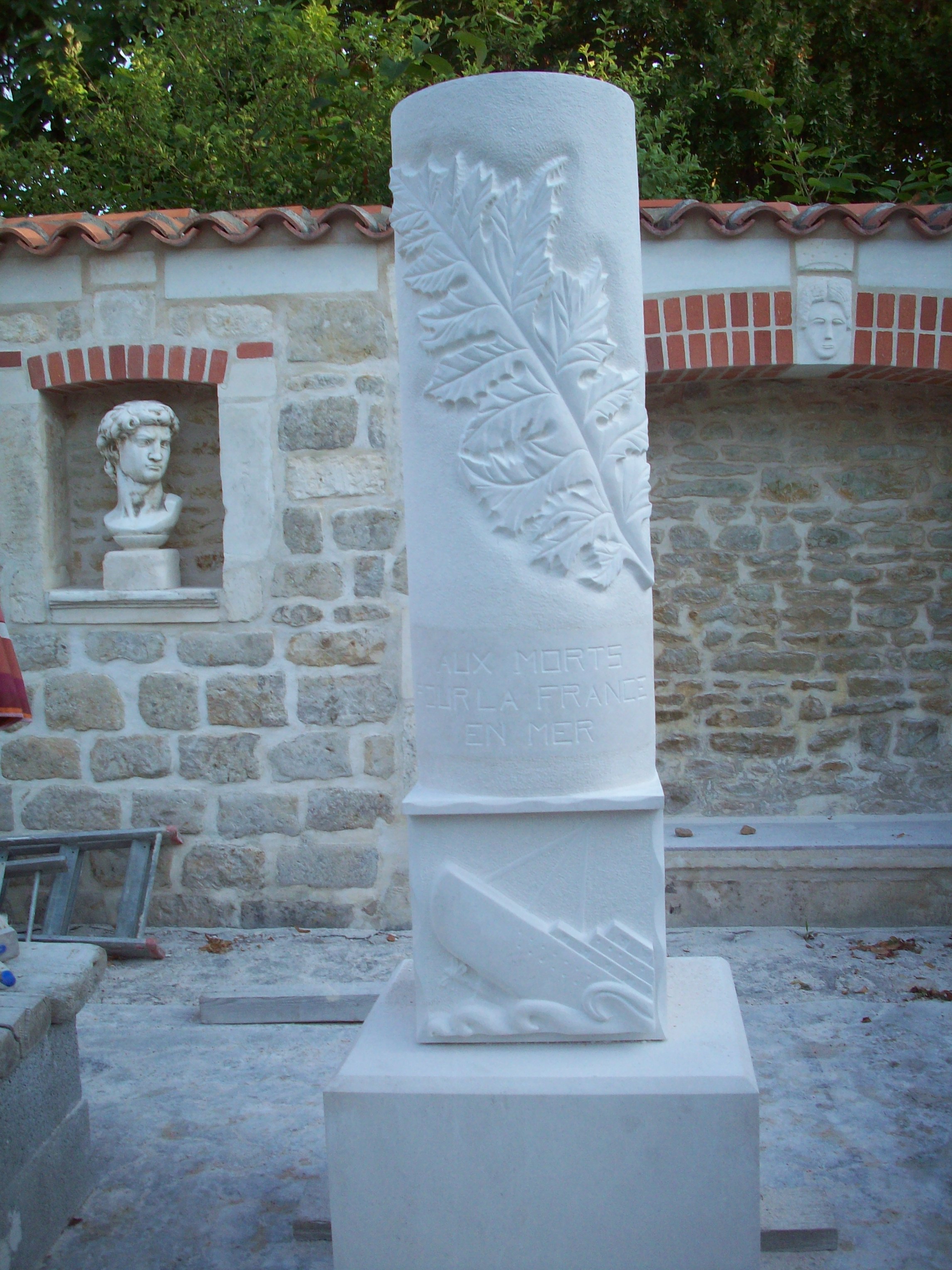 Feuille d'acanthe sculptée ainsi que le libellé,