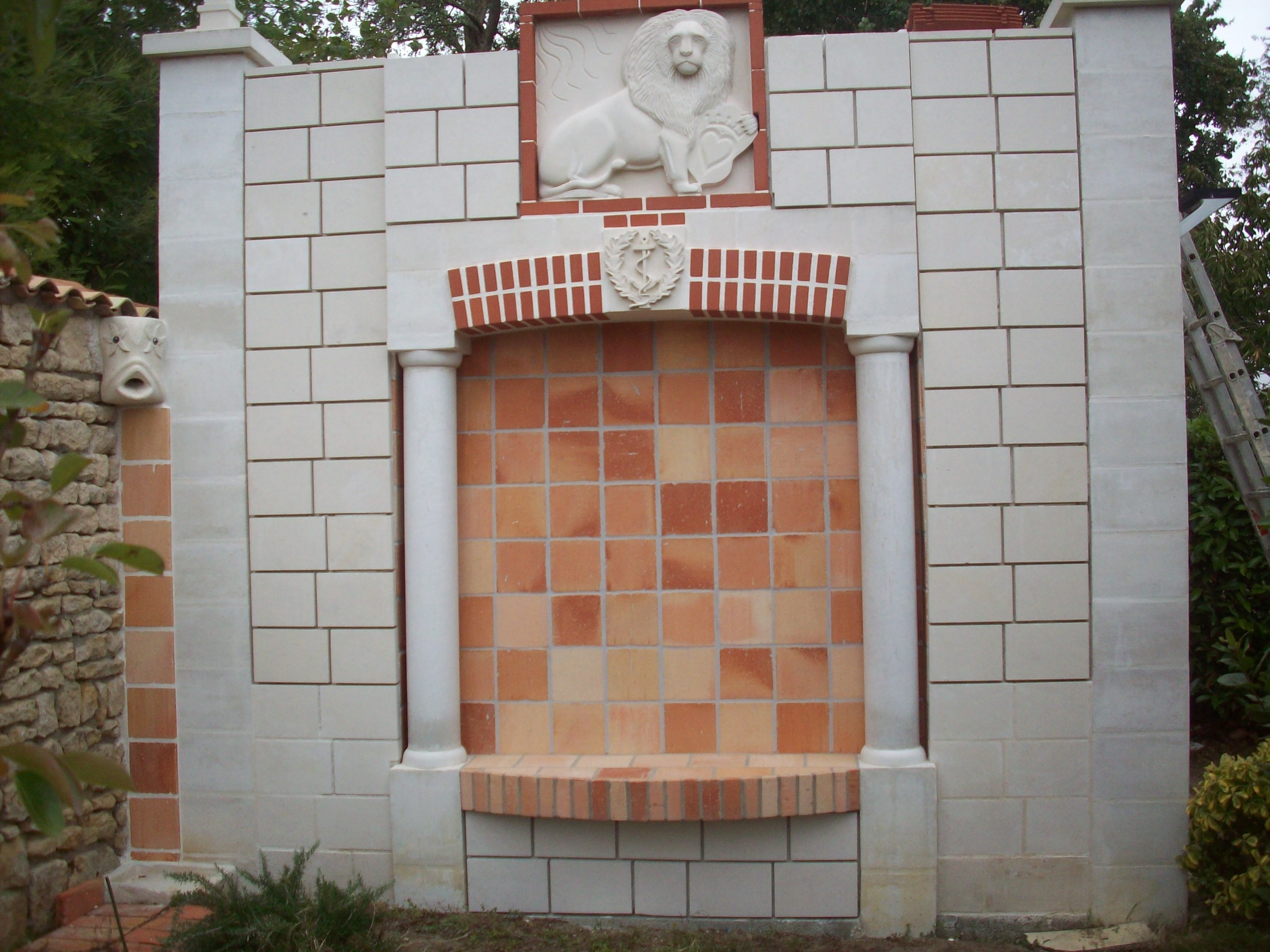 Façade ouest de l'abri avec ses sculptures et son parement , reste à faire le jointage.