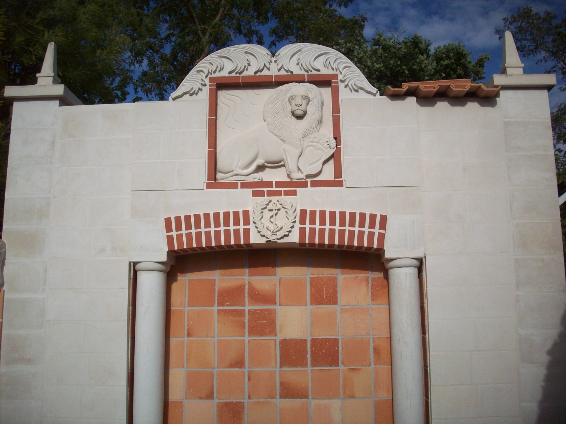 Sculpture et pose du 2 ème rameau de palme,