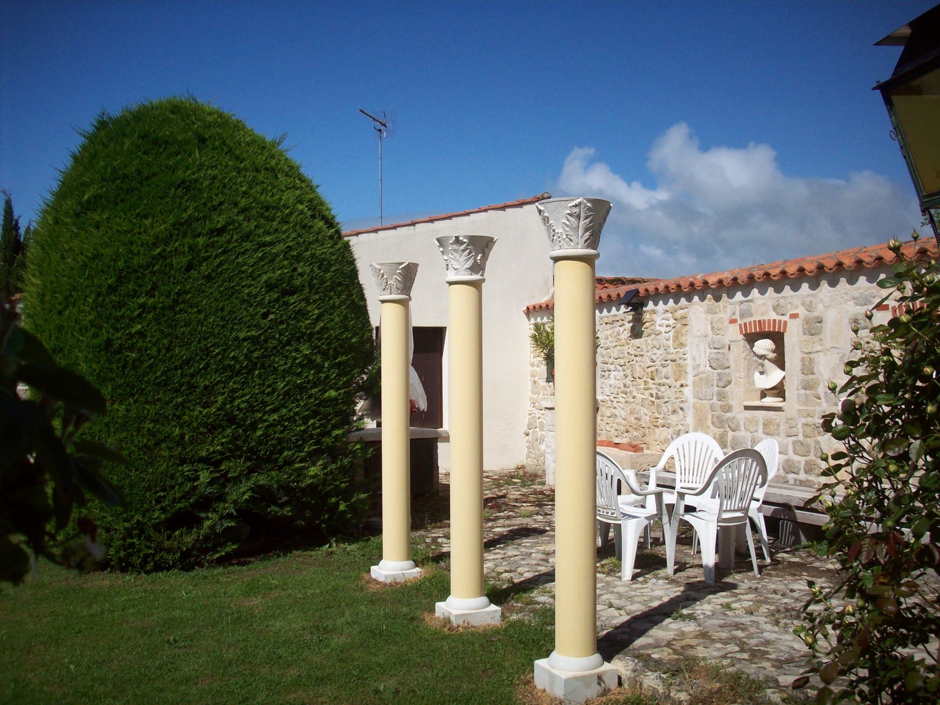 Les colonnades sont habillées de leur chapiteau.