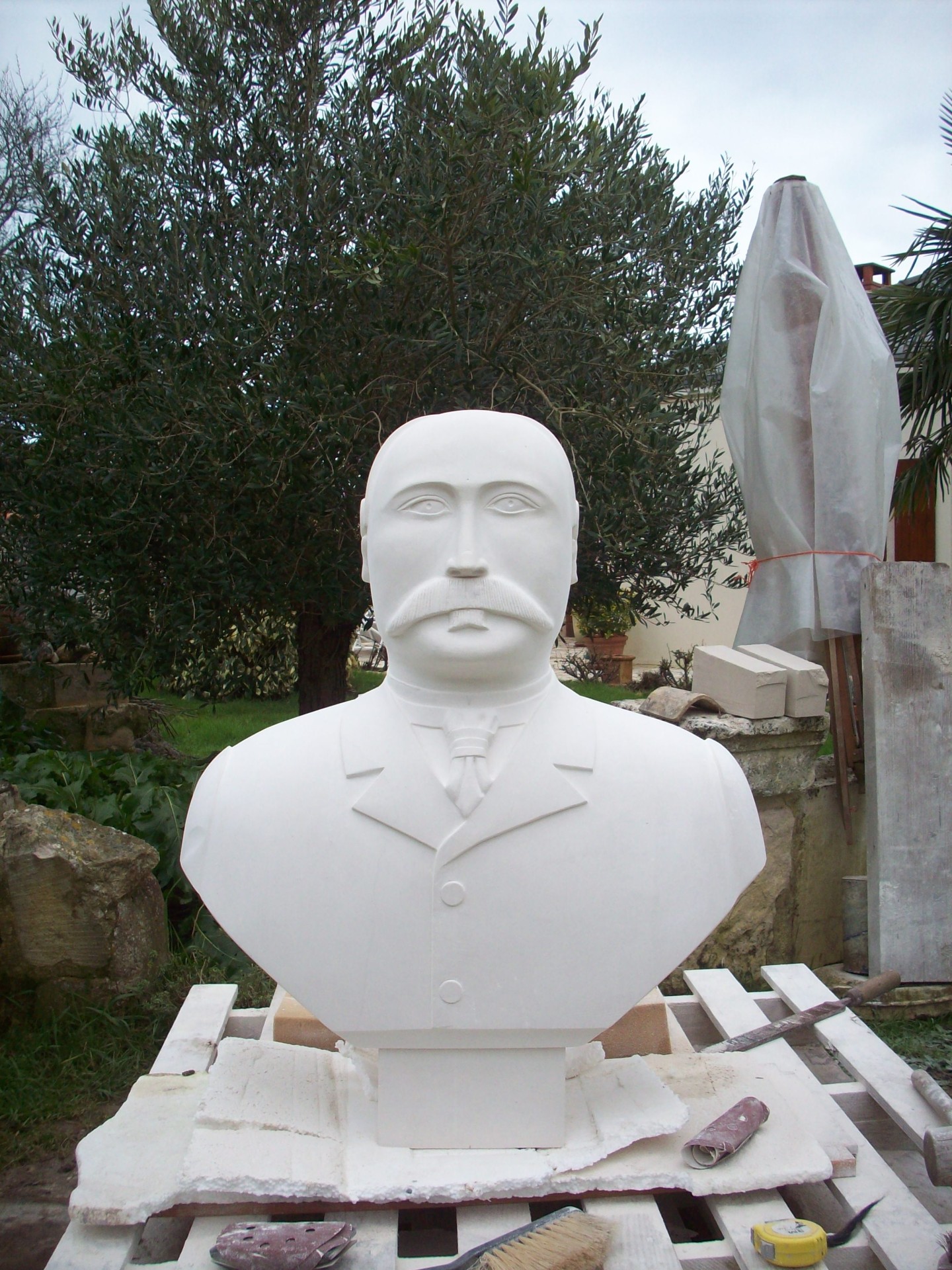 Le mécène en cours de sculpture