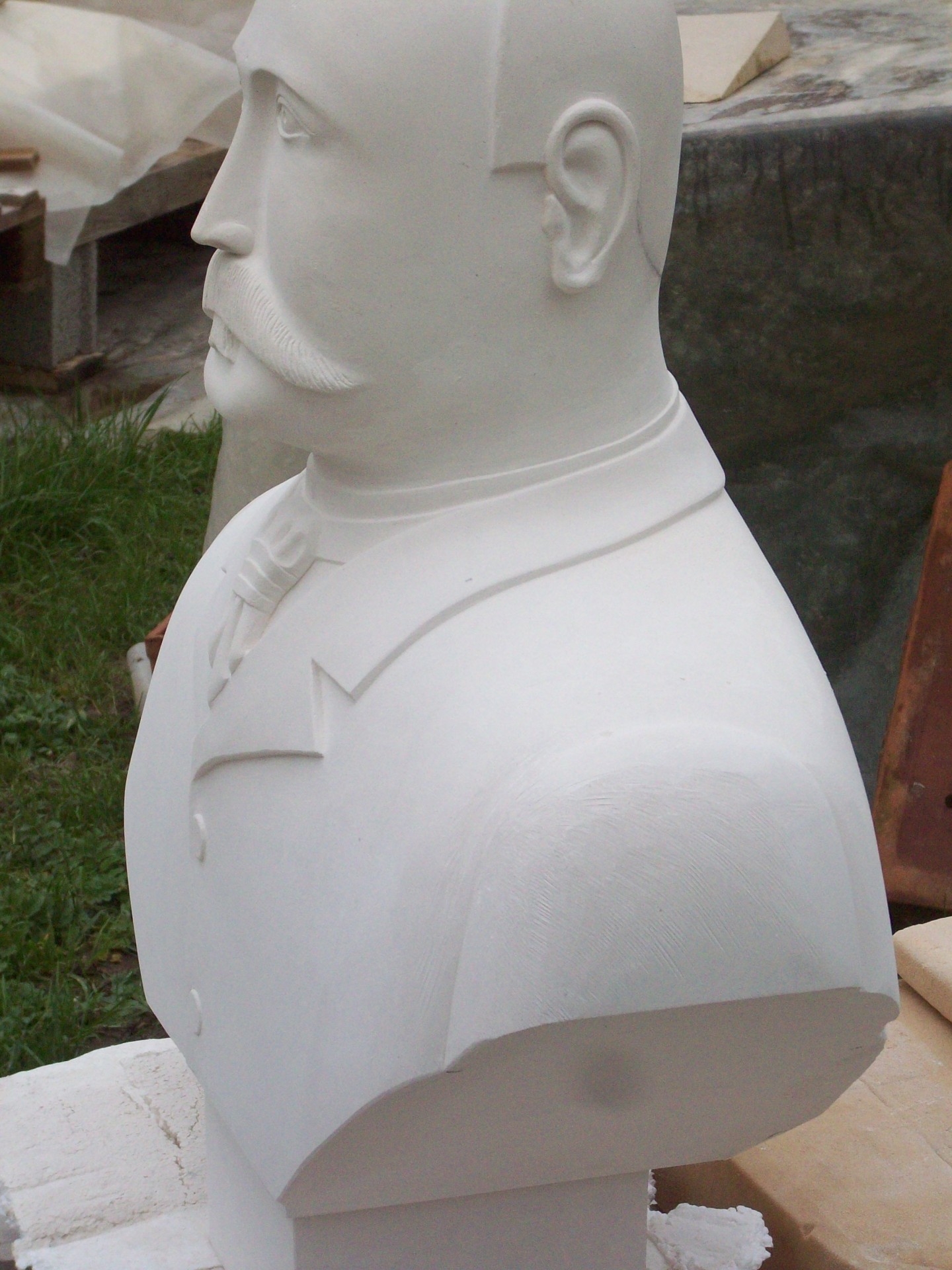 Profil gauche du mécène,