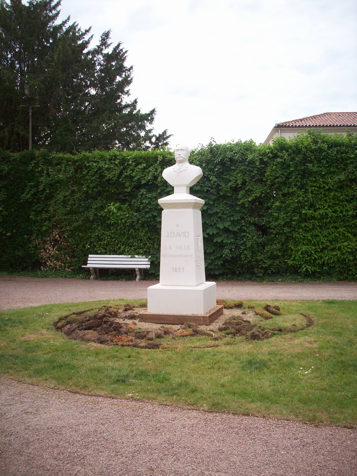 J.DAVID  sculpture érigée au jardin Dumaine à Luçon
