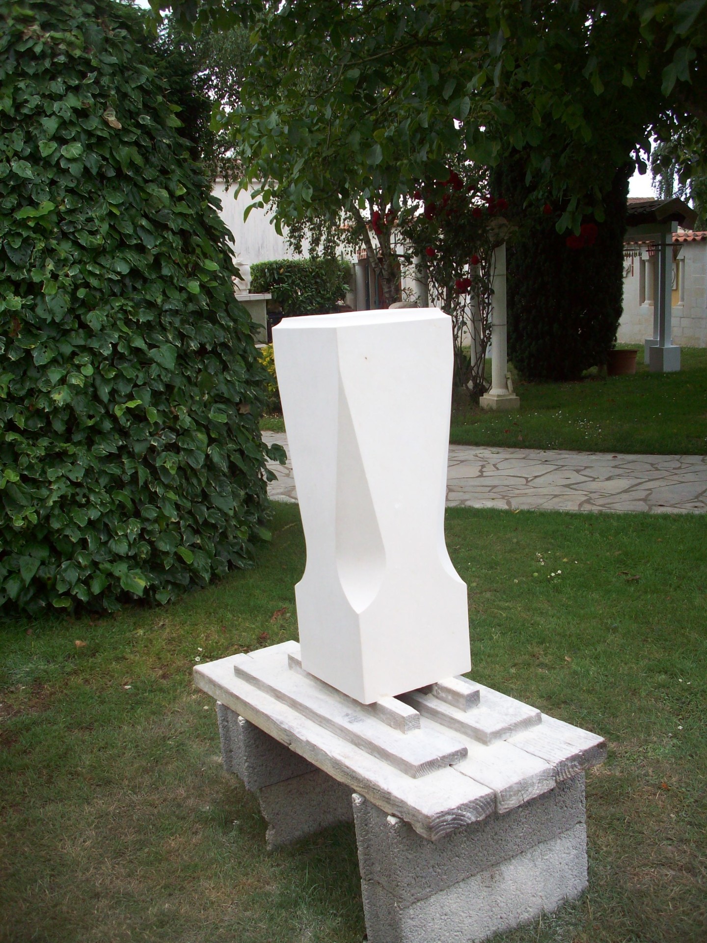 Piédestal pour un saint en cours de façonnage,