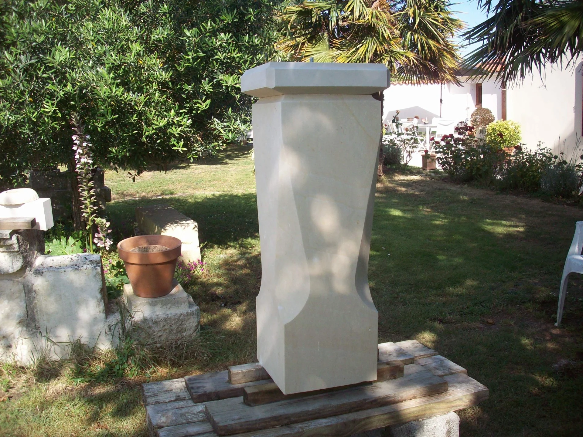 Piédestal en cours de façonnage,