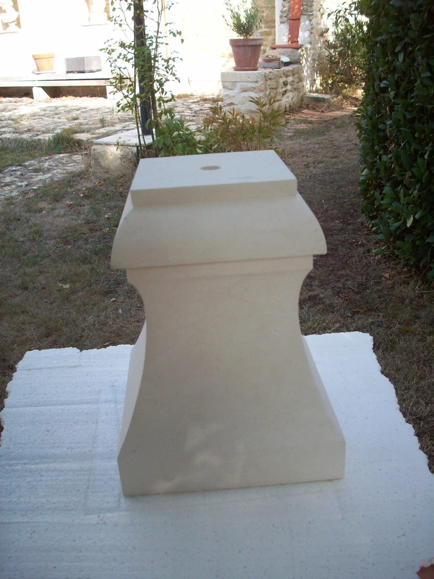 Socle support d'une flamme pour un monument,