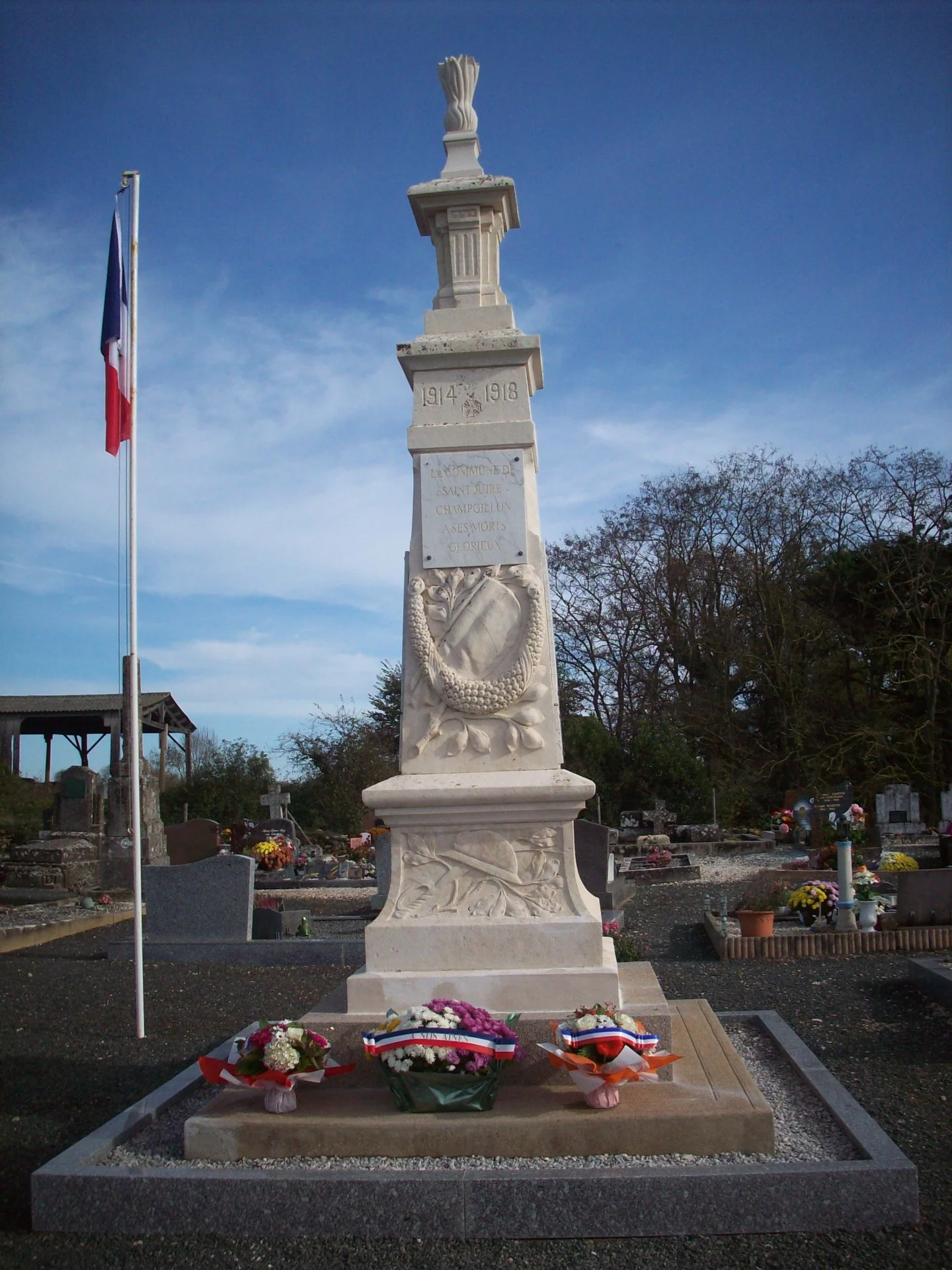 Socle et flamme érigés,