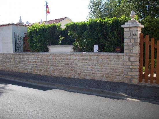 Mur d'enceinte , vue prise de la rue Paul Berjonneau