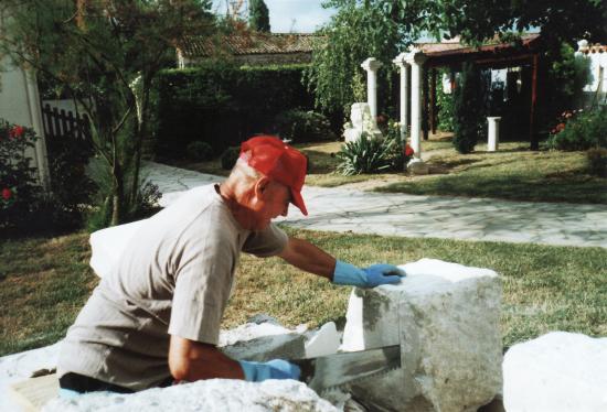 En pleine action de découpe