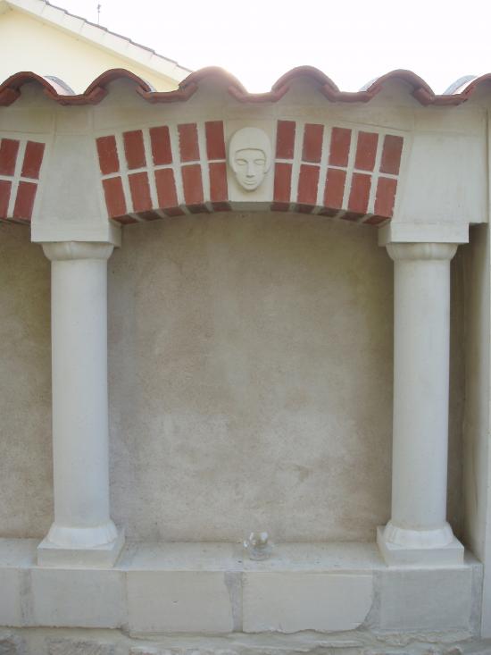 Vue sur l'une des arcades du mur intérieur de la proprieté.