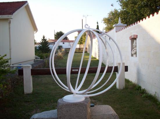 Sphère ( réalisée par les Ets BOCQUIER - Moutiers-les-Mauxfaits ).